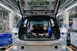 La línea de montaje en la fábrica de Volkswagen en Zwickau, Alemania. La fábrica dejó de producir Golf y pasó a vehículos eléctricos, iluminando los riesgos y oportunidades para los pueblos y ciudades industriales.