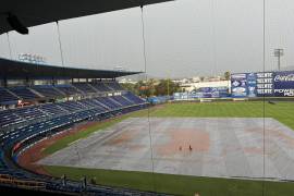 La incesante lluvia que inundó al Estadio Monclova, orilló a la Liga a suspender el juego.
