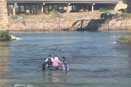 Migración. Sin medir el peligro y arriesgando su vida, cientos de personas a diario cruzan el peligroso Río Bravo a fin de ingresar a Estados Unidos.