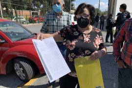 Reclamo. Guadalupe de la Peña llegó al predio ubicado en frente del colegio Ignacio Zaragoza para protestar por los hechos.