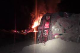 La locomotora de Ferromex yacía volcada y en llamas tras el choque con un camión en el ejido El Anhelo.