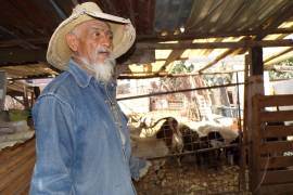 Don Guillermo Covarrubias Rivera desde hace 50 años vive en el rancho “El Magueyal”, donde pastorea cabras y borregos.