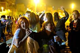 'Estallan' las fiestas en calles de España por fin de toque de queda