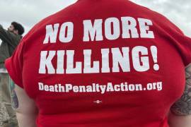 Activistas contra la pena de muerte colocan carteles a lo largo de la carretera que conduce al Centro Correccional Holman en Atmore, Alabama, antes de la ejecución prevista de Kenneth Eugene Smith.