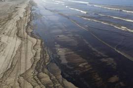 El ministro del Ambiente, Rubén Ramírez, indicó a la prensa que el derrame se calcula en 6 mil barriles de petróleo.