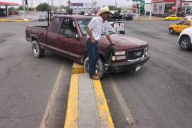 Atascada. A la Chevrolet Silverado, modelo 1994, se le rompió la rótula cuando pasaba LEA y Cárdenas, perdiendo el conductor el control.