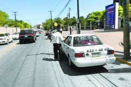 Acción. Taxistas de la CTM empezaron a sacar los Tsurus viejos, con la promesa de que los servicios por aplicación se irían.