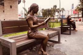 Nada más natural que una estatua de bronce, embellecen plaza principal de Monclova