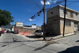 Demuelen casa de adobe en el barrio Águila de Oro en Saltillo para poner tienda de conveniencia