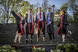 Los quintillizos Povolo, desde la izquierda; Ashley, Michael, Marcus, Ludovico y Victoria saltan para una foto el día de la graduación en la Universidad Estatal de Montclair en Nueva Jersey.