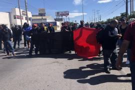 Los empleados de Tupy se manifestaron tanto dentro como fuera de la empresa, en el exterior bloquearon el bulevar Isidro López Zertuche.