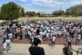 Personas protestan en el exterior del Capitolio de Oklahoma contra la nueva ley aprobada por el gobernador Kevin Stitt.