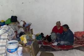 La pareja de adultos mayores se instaló provisionalmente su vivienda en las afueras de un salón en el bulevar Luis Echeverría.