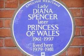 Londres finalmente honró a la difunta princesa Diana con una placa azul en el lugar que ella llamó hogar en los dos años antes de casarse con el príncipe Carlos. y comenzó su vida en la pecera. AP/Dominic Lipinski/PA