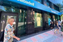 Banco Sabadell cuenta con 20 millones de clientes y una capitalización de 9 mil 800 millones de euros.