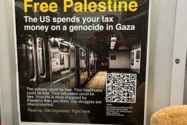 Un código QR en el anuncio enlaza con una entrevista de Spotify con la controvertida organizadora y activista palestina Yara Shoufani.