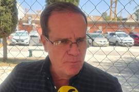 El director de Obras Públicas del Municipio, Juan Adolfo Von Bertrab, supervisó la instalación de pilotes en el proyecto del Giro Independencia en Torreón.