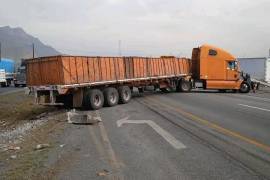 Un trailer que iba a exceso de velocidad rumbo a la ciudad de Monterrey causó un accidente y mantuvo bloqueada la circulación.