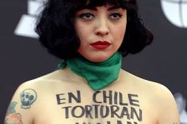 Mon Laferte protesta en toples por Chile en la alfombra roja de los Latin Grammys