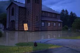 Esta imagen proporcionada por Marlene Abner Stokely muestra la inundación de la Catedral Buckhorn Log en Buckhorn, Kentucky debido a las inundaciones.