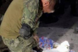 Viral: Soldado llora al no poder revivir a perrito rescatado del Cerro del Chiquihuite