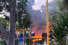 Un amplio grupo de personas “encapuchadas” asaltaron, vandalizaron y quemaron durante la tarde del viernes al CCH Azcapotzalco de la UNAM.