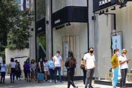Critican enormes filas para comprar en tiendas Zara en México