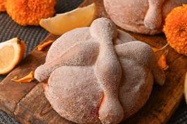 El pan de muerto suele estar decorado con azúcar y elaborado con un toque de anís y naranja o esencia de azahar, y puede tener diferentes formas y tamaños, dependiendo de la región de México en la que se prepare.