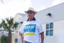Henry Rodriguez, de 78 años, muestra su apoyo a Peter Sakai, quien está contendiendo para juez del condado de Bexar en San Antonio, Texas.