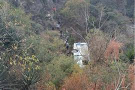 Un total de 22 personas resultaron lesionadas por la volcadura de un autobús de pasajeros en Tepexi de Rodríguez, Puebla.