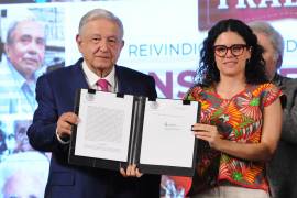 Esta mañana, durante la conferencia mañanera, el presidente de México, Andrés Manuel López Obrador, firmó el decreto que permite la creación del Fondo de Pensiones para el Bienestar