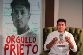 El actor mexicano Tenoch Huerta presentó su libro “Orgullo Prieto”, del cual dijo que saca la “mugre” del racismo en México.
