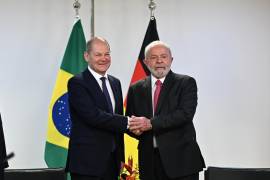 El Presidente de Brasil, Luiz Inácio Lula da Silva (d), se reúne con el canciller de Alemania, Olaf Scholz (i), hoy, en el Palacio de Planalto, en Brasilia, Brasil.