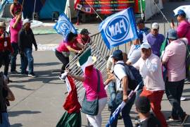 Durante la jornada se cruzaron los simpatizantes de la “Marea Rosa” y manifestantes de la CNTE | Foto: Cuartoscuro