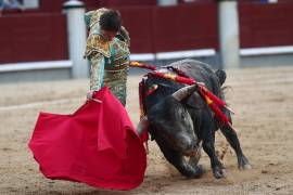 El novillero de de Torreón, Coahuila Arturo Gilio faena su segundo toro durante la primera novillada de la Feria San Isidro 2022 en la Plaza de Las Ventas de Madrid.