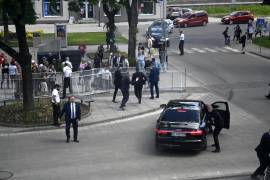 Guardaespaldas sacan al primer ministro eslovaco, Robert Fico, en un coche del lugar de los hechos después de que fuera herido de bala en la ciudad de Handlova, Eslovaquia.