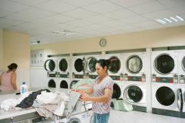Tips para ahorrar agua y cuidar la ropa durante el lavado