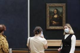 Los visitantes posan frente a la Mona Lisa de Leonardo da Vinci en el museo del Louvre el miércoles 19 de mayo de 2021 en París.