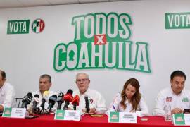 El presidente del PRI estatal, Carlos Robles Loustaunau, dio la bienvenida a los asistentes y destacó los ejes prioritarios de la agenda de los candidatos.