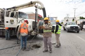 Personal del SIMAS Torreón retiró desechos de la red de drenaje en una labor preventiva para evitar obstrucciones.