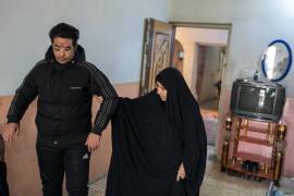 Mohammed Hassan Jawad Jassim, que quedó ciego durante las protestas de 2019, en su casa con su madre, en Bagdad.