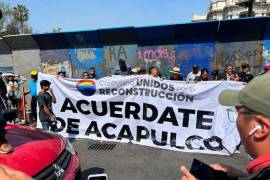 Afirman que con una grúa y una patrulla sobre Avenida Juárez obstruyen el paso de los manifestantes