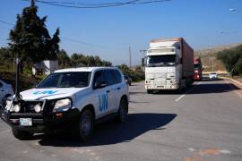 Camiones con ayuda para Siria tras el terremoto del 6 de enero siguen a un vehículo de la ONU en el punto de cruce turco de Cilvegozu, en Reyhanli, sureste de Turquía.