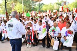 En su recorrido en busca del voto, Román Cepeda llamó a unirse para construir el mejor Torreón.