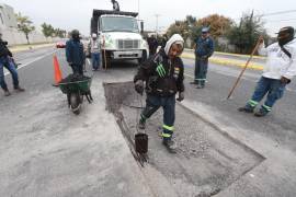 Varias cuadrillas de trabajadores recorren las calles de la ciudad para reparar los baches causados por las recientes lluvias.
