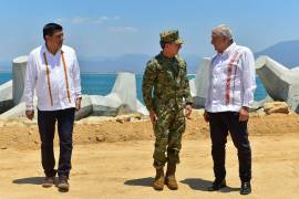 Andrés Manuel López Obrador, Presidente de México, y Salomón Jara, gobernador de Oaxaca, encabezaron un recorrido por el puerto de Salinas Cruz para supervisar las diversas obras.
