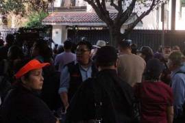 Mexicanos protestan al exterior de la embajada de Ecuador en México.