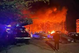 En la ciudad central de Uman, los bomberos lucharon contra un furioso incendio en un edificio residencial de apartamentos que había sido incendiado en un piso superior
