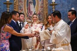 El propio gobernador de Nuevo León, Samuel García, compartió una fotografía del bautizo en sus redes sociales