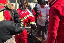 Expertos en rescate y paramédicos de la Cruz Roja, lograron sacar del apuro a Santiago Sandoval.